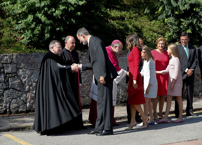 Los reyes Felipe y Letizia, la princesa Leonor y la infanta Sofía son recibidos por las autoridades a su llegada a los actos conmemorativos del primer Centenario de la Coronación de la Virgen de Covadonga y del Parque Nacional de Covadonga