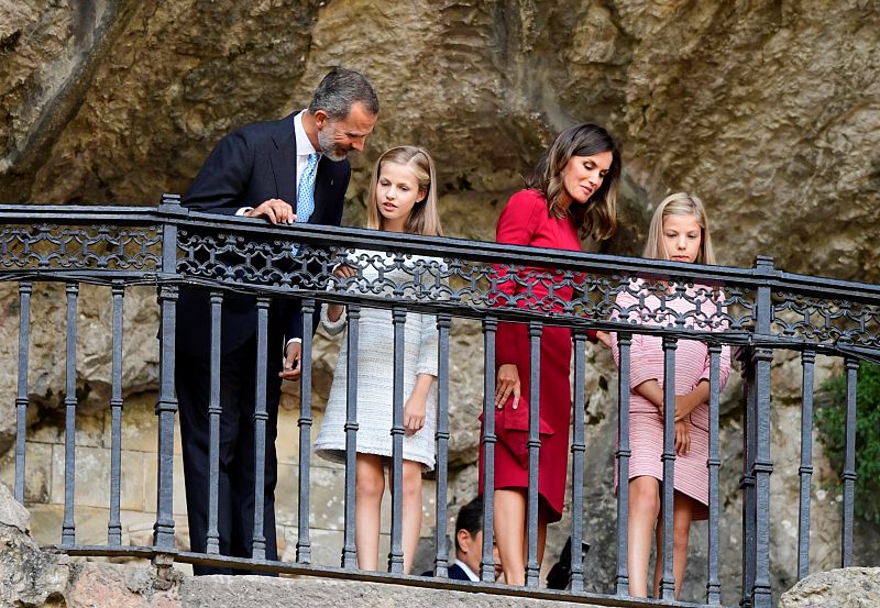La familia real posa en la Ermita de la Santa Cueva en Covadonga