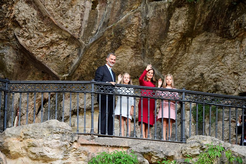 La familia real saluda desde la Ermita de la Santa Cueva en Covadonga