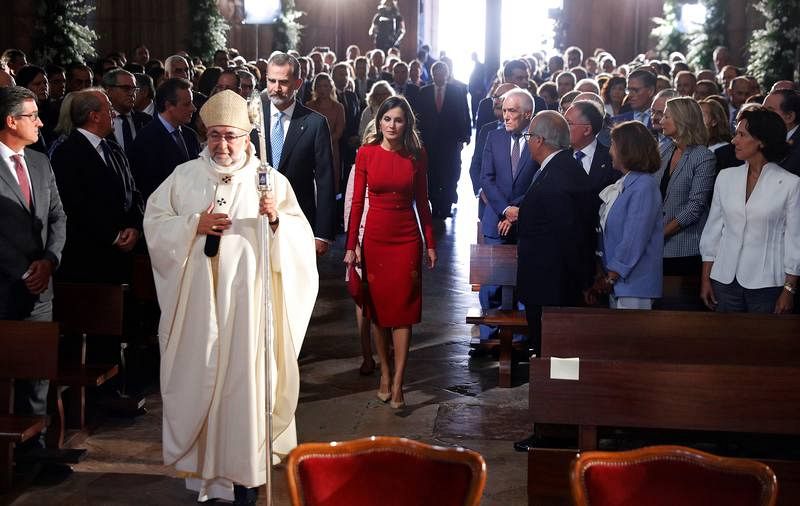Los reyes Felipe y Letizia a su llegada a la Basílica de Covadonga para una misa solemne oficiada por el arzobispo de Oviedo para conmemorar el primer Centenario de la Coronación de la Virgen de Covadonga