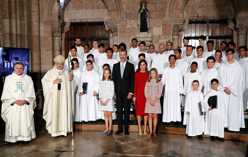 Los reyes Felipe y Letizia, la princesa Leonor y la infanta Sofía posan en la Basílica de Covadonga tras una misa solemne oficiada por el arzobispo de Oviedo para conmemorar el primer Centenario de la Coronación de la Virgen de Covadonga