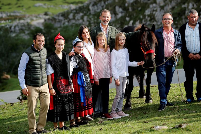 Los reyes Felipe y Letizia, la princesa Leonor y la infanta Sofía posan tras un recorrido con motivo de la celebración del primer centenario del Parque Nacional de la Montaña de Covadonga