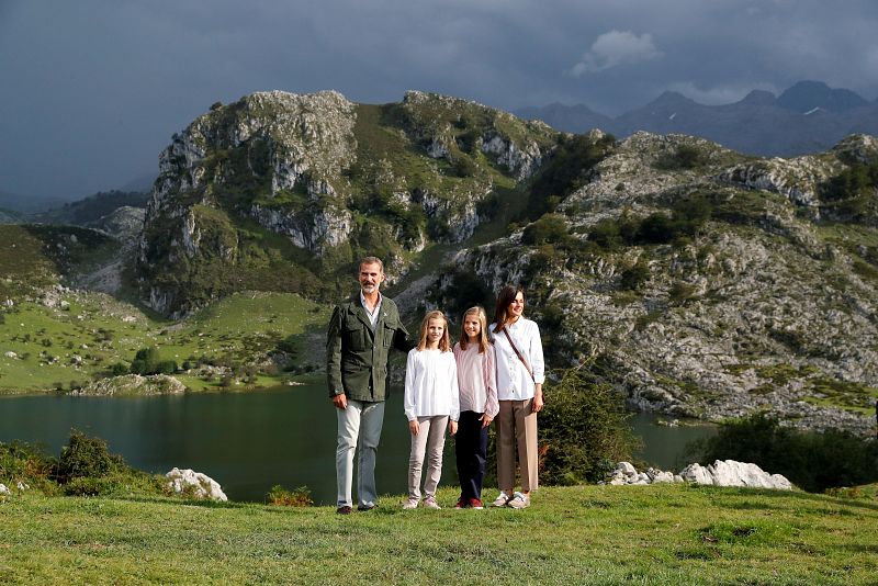 Los reyes Felipe y Letizia, la princesa Leonor y la infanta Sofía posan ante el lago Enol tras un recorrido con motivo de la celebración del primer centenario del Parque Nacional de la Montaña de Covadonga