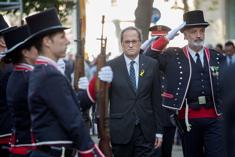 Quim Torra pasa revista en la ofrenda floral