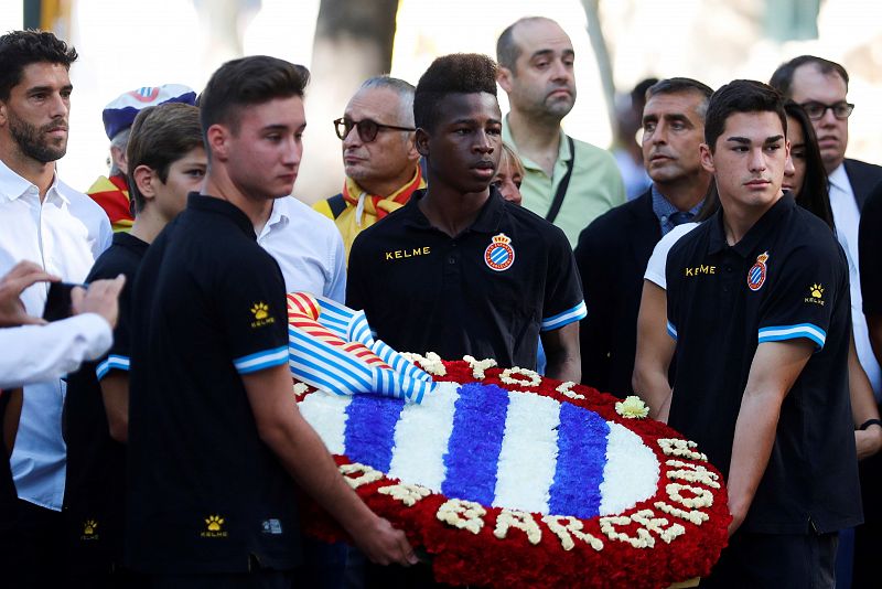 Jugadores de la plantilla del RCD Espanyol realizan una ofrenda floral