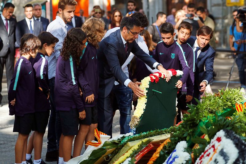El presidente del FC Barcelona realiza una ofrenda floral al monumento a Rafael Casanova