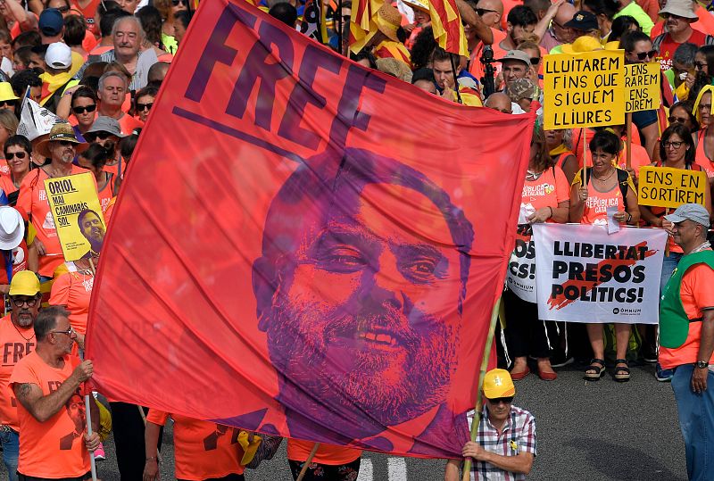 Los manifestantes sostienen una pancarta exigiendo libertad