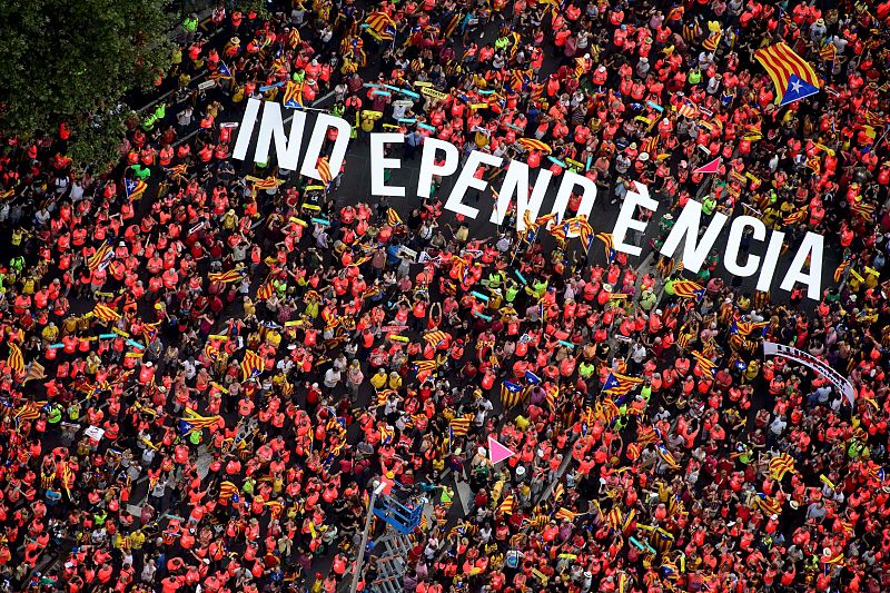 Miles de personas celebran la Diada