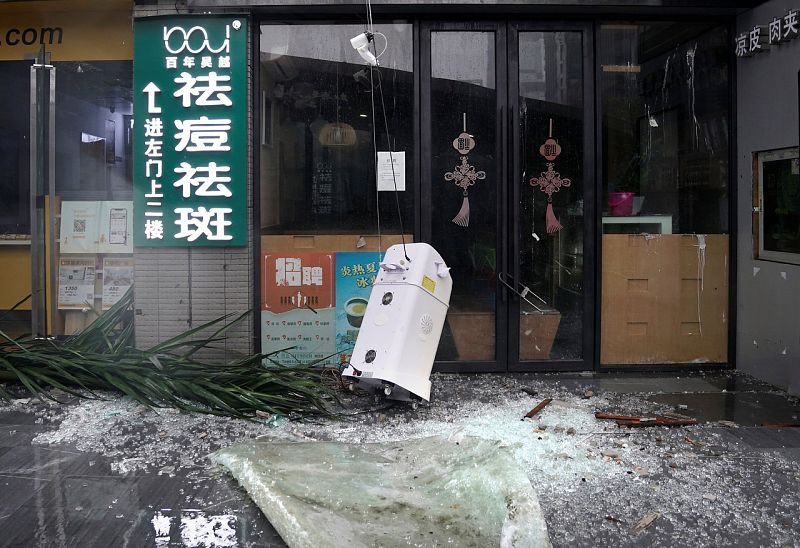 Daños en la fachada de un restaurante en Shenzhen. REUTERS/Jason Lee