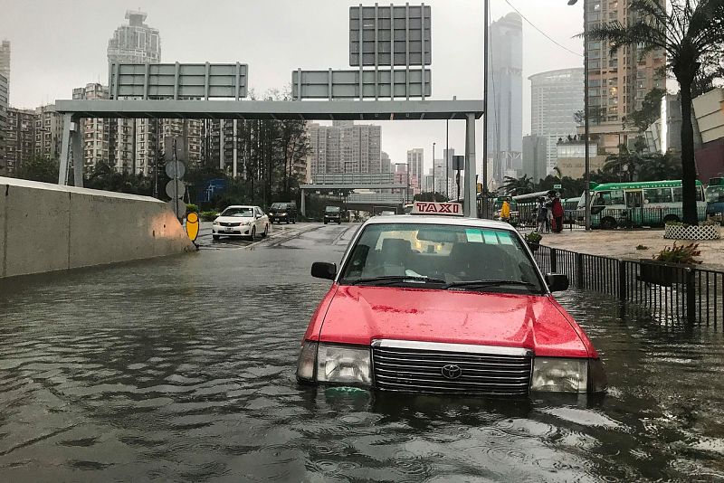 Coches abandonados en una calle inundada en Hong Kong. Anthony WALLACE / AFP