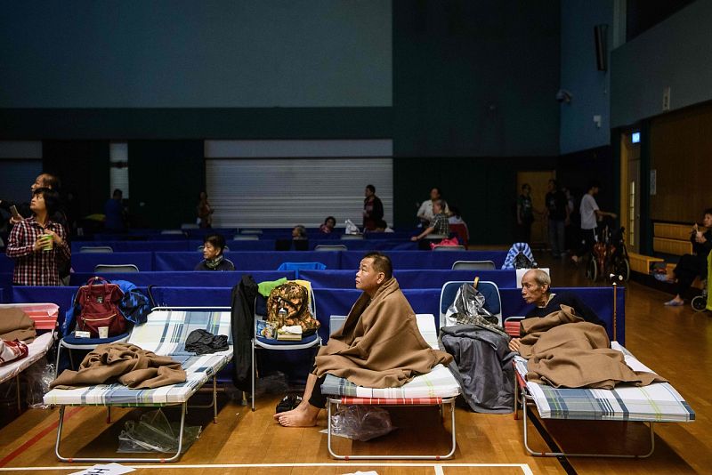 Residentes de Hong Kong evacuados a un refugio. Anthony WALLACE / AFP