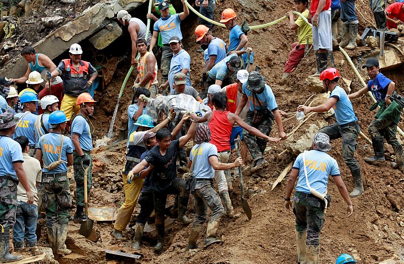 Los equipos de rescate recuperan un cadáver en la mina de Itogon