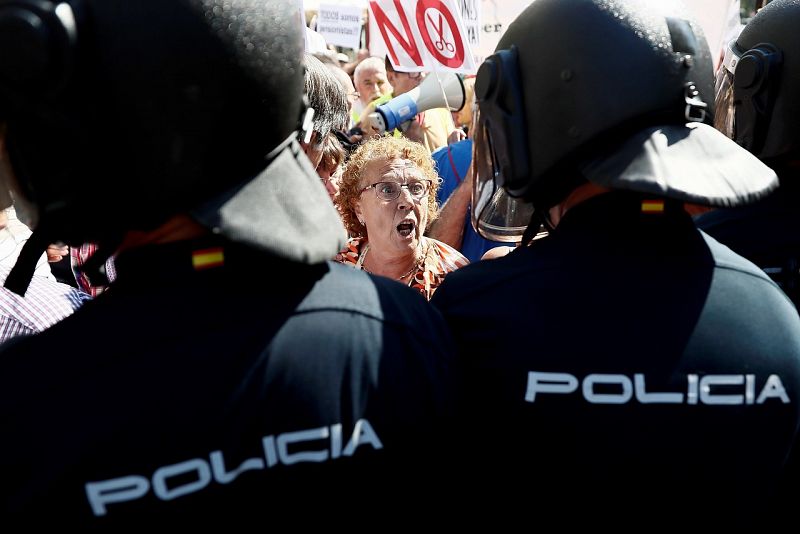 Una mujer grita frente a la Policía ante el Congreso, durante la manifestación de los pensionistas. Efe/Mariscal