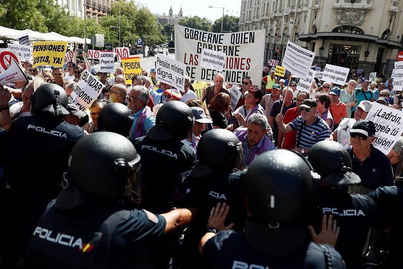 Decenas de pensionistas se han dado cita frente al Congreso. Efe /Mariscal