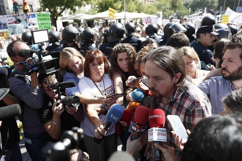 Pablo Iglesias y otros diputados de Podemos han salido a mostrar su apoyo a los pensionistas. Efe/Mariscal