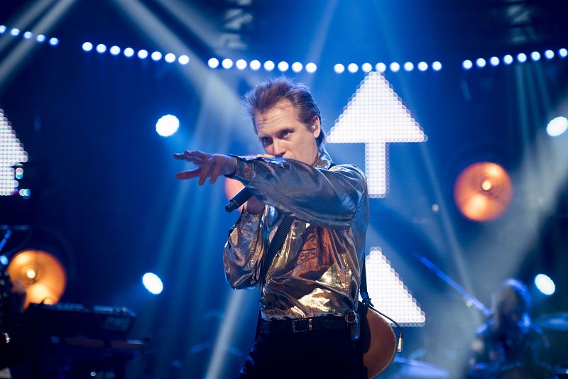 Alex Kapranos de Franz Ferdinand, invocando al baile