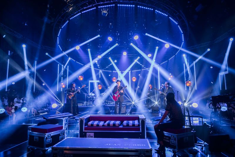Juan Perro y su maestria musical en el plató de La Hora Musa