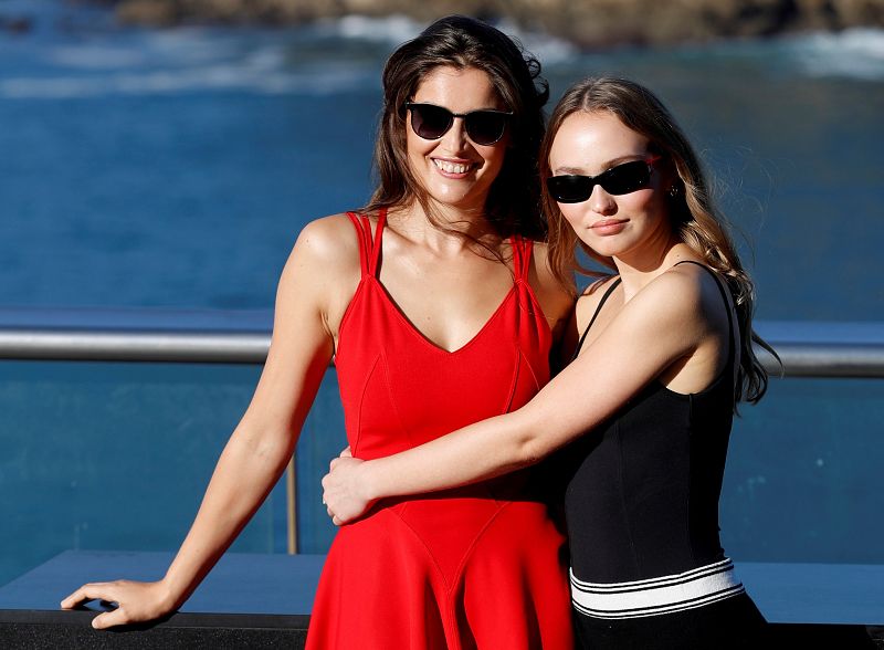 Las actrices Lily-Rose Melody Depp (derecha) y Laetitia Casta durante la presentación de 'L'Homme Fidèle', que compite en la sección oficial del festival