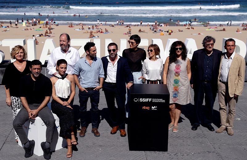 El director Rodrigo Sorogoyen con los actores y otros miembros del equipo durante la presentación de 'El reino', que compite en la sección oficial del festival