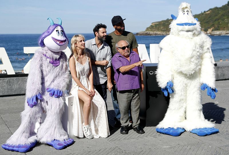 El actor, director y productor estadounidense, Danny DeVito, posa junto a los actores Miquel Fernández e Ingrid García-Johnnson, y al Dj El Chojin, durante la presentación de su película 'Smallfoot' en San Sebastián
