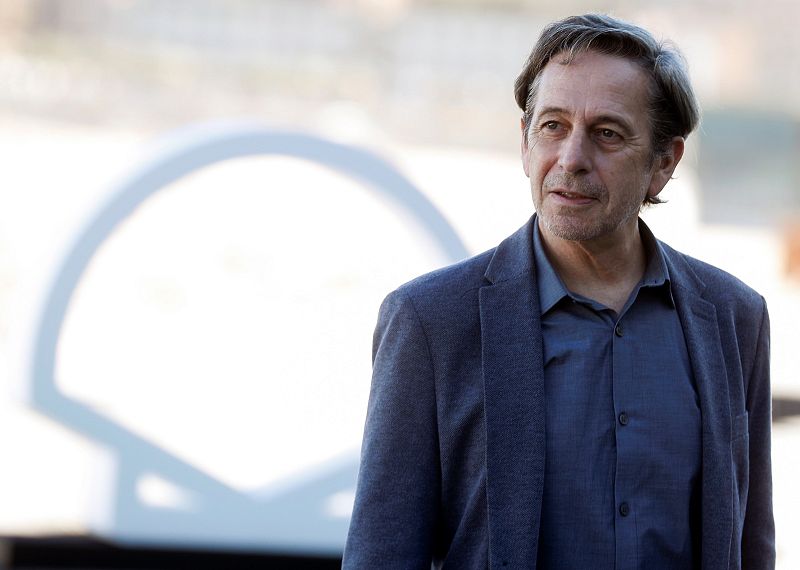 El actor Alfredo Castro posa durante la presentación de 'Rojo', que compite en la sección oficial del festival