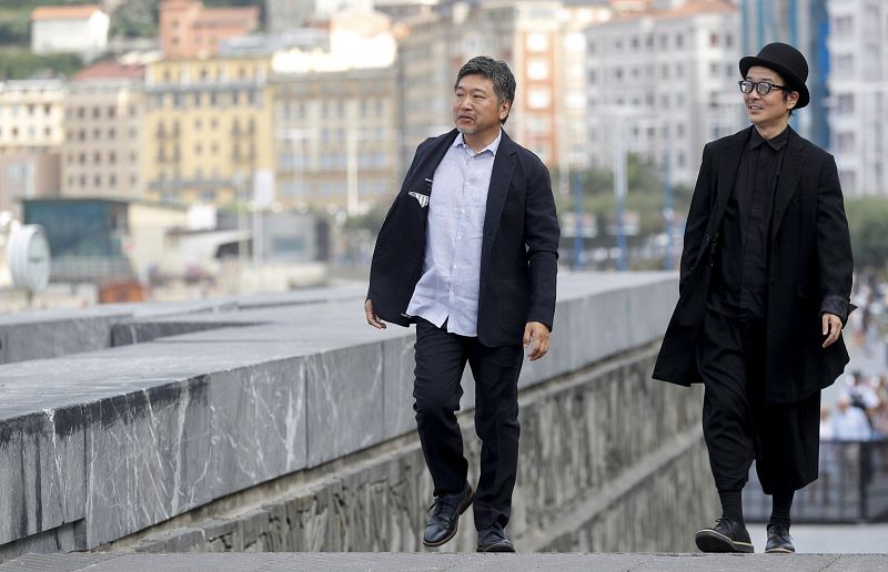 El realizador Hirokazu Koreeda (izquierda) posa junto al actor Lily Franky durante la presentación de su película 'Manbiki Kazoku'