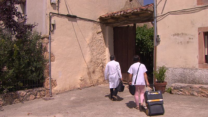 El equipo de Paliativos de Segovia visitando a un paciente