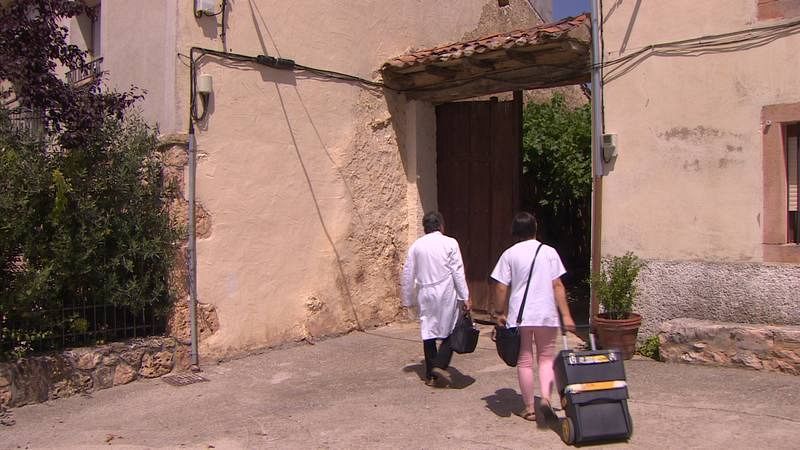 El equipo de Paliativos de Segovia visitando a un paciente