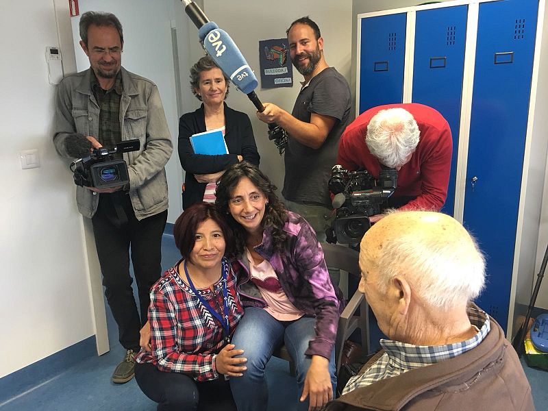 El equipo de Paliativos de Vitoria con uno de los pacientes