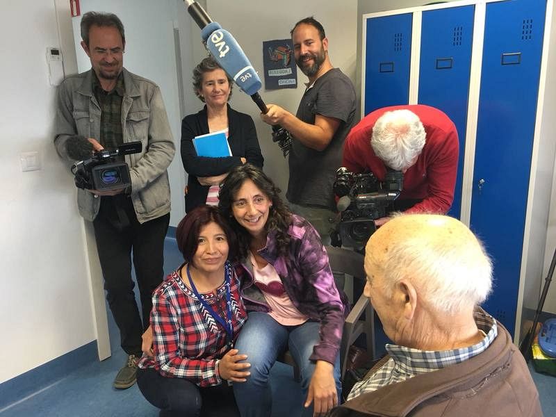 El equipo de Paliativos de Vitoria con uno de los pacientes