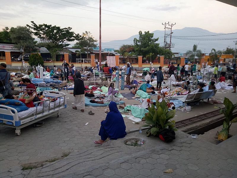 Los pacientes del Hospital Undata permanecen en el exterior tras el terremoto que ha golpeado Palu