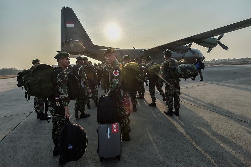 Soldados indonesios se preparan para abordar un Hercules del ejército en dirección a Palu en la base militar Halim Perdanakusuma en Jakarta