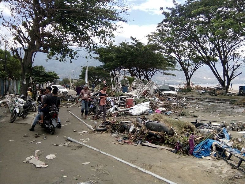 La población de Palu busca entre los restos de la catástrofe a sus familiares desaparecidos
