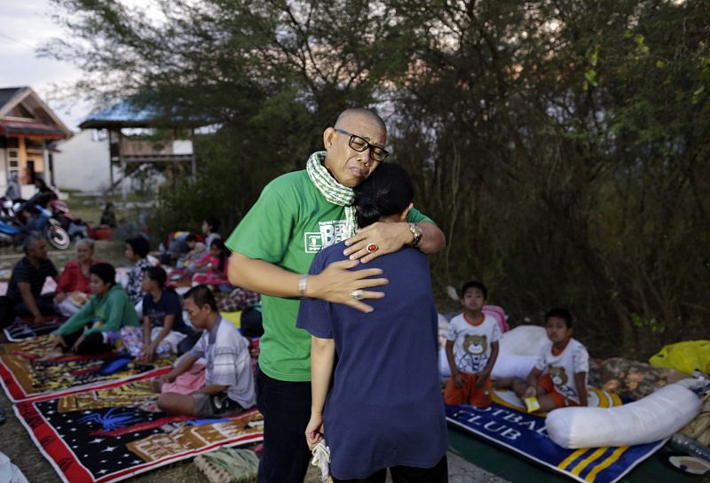 Un hombre consuela a su hija en Palu