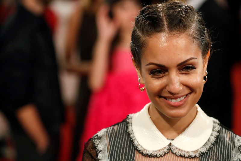 La actriz Hiba Abouk posa en la alfombra roja