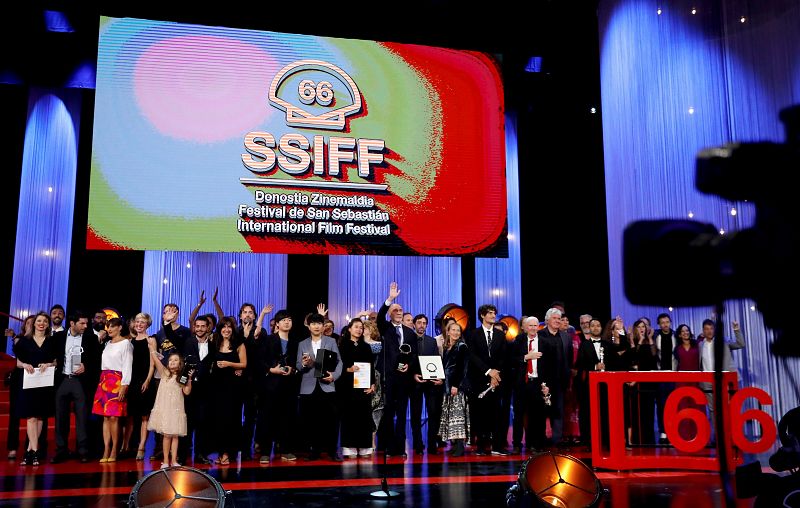 Foto de familia de los galardonados en el Festival de Cine de San Sebastián, posando al finalizar la gala de clausura celebrada en el Kursaal de la capital donostiarra