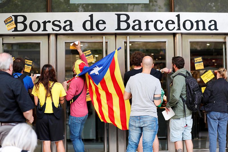 Manifestantes ante el edificio de la Bolsa de Barcelona
