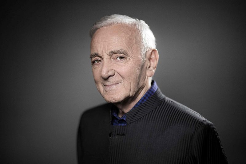 Charles Aznavour posa para una sesión fotográfica en noviembre de 2017