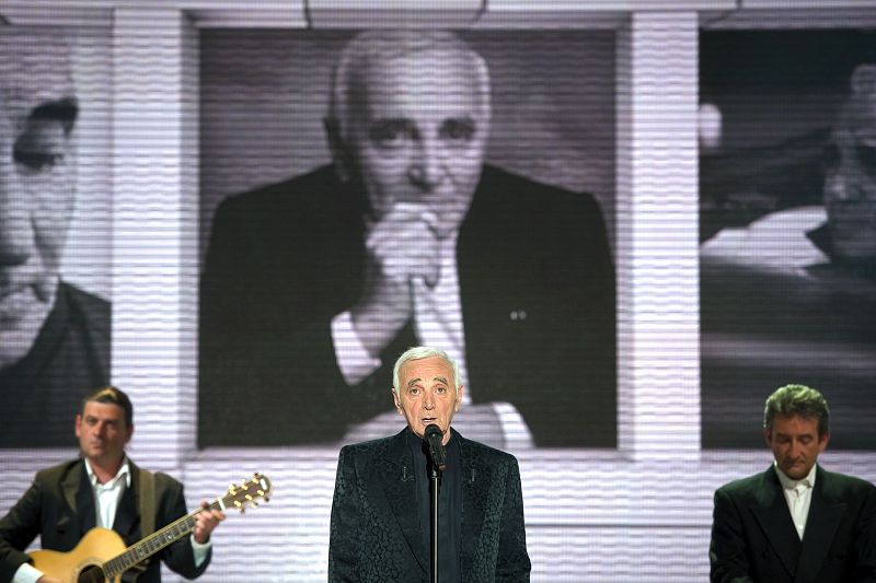 Charles Aznavour en el programa Vivement Dimanche de la cadena France 2 en París en agosto de 2011