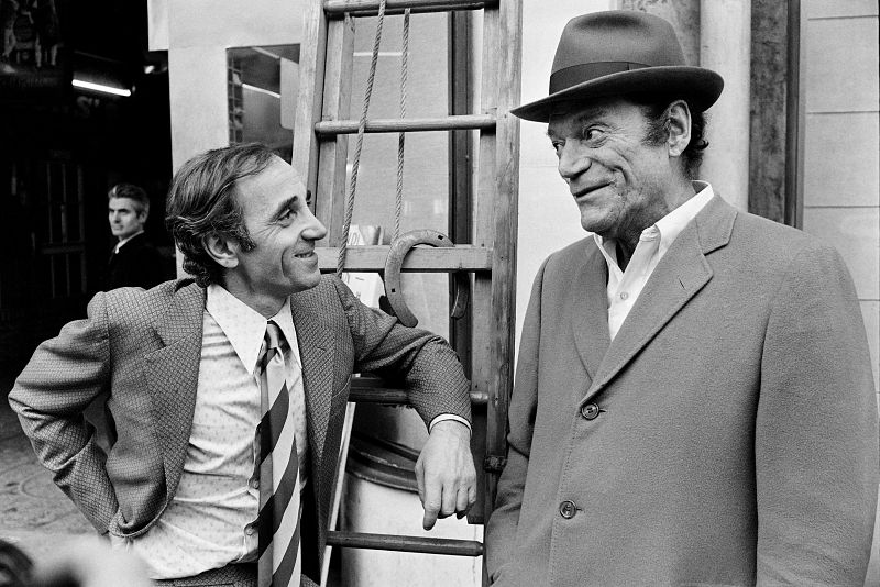 Charles Aznavour y Eddie Constantine conversan en una calle de París en noviembre de 1972