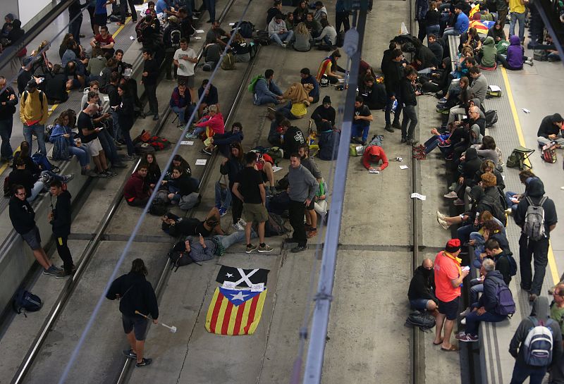 Un grupo de independentistas bloquea la vía del tren en Girona