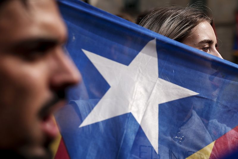 Estudiantes se manifiestan en Barcelona por el 1-O