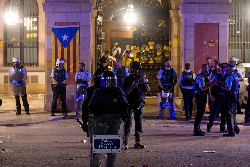 Tensión a las puertas del Parlamento catalán