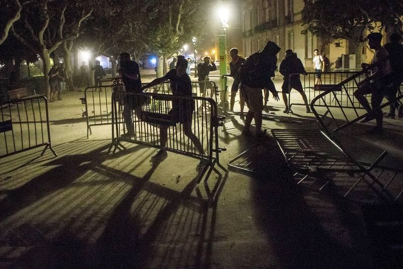 Los manifestantes se enfrentan a los Mossos a las puertas del Parlamento