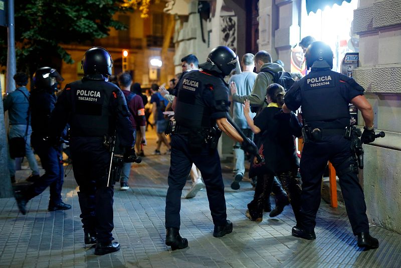Los Mossos dispersan a los manifestantes en el Parlament