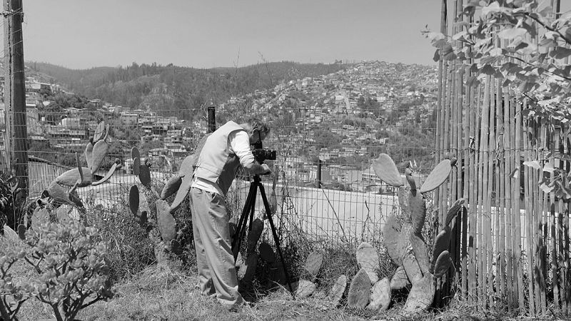 El documental muestra las luces y sombras que el fotógrafo ha tenido que atravesar