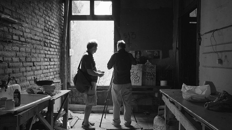 Alberto García Alix tomando fotografías durante el documental