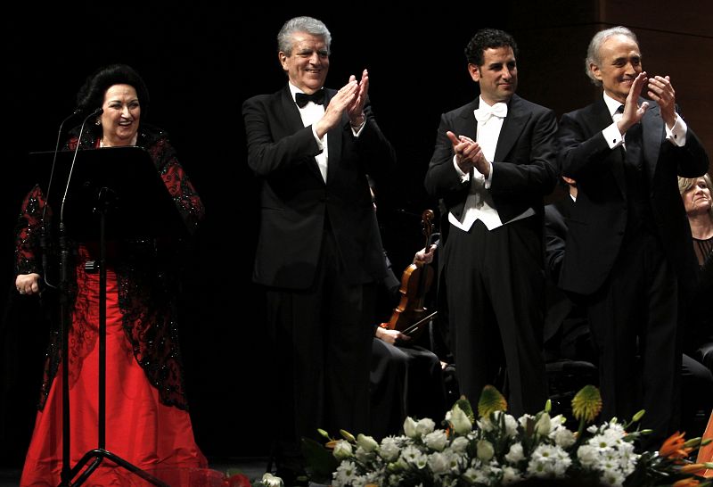 La soprano catalana, Montserrat Caballe, acompañada entre otros por el tenor Josep Carreras, durante el homenaje que recibió el Liceo en 2012