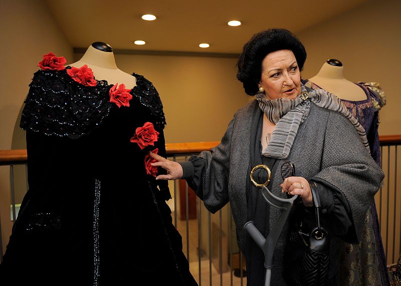 Montserrat Caballé revisa uno de los vestidos de la exposición conmemorativa del 50º aniversario de su debut en el Gran Teatro del Liceo, en 2012