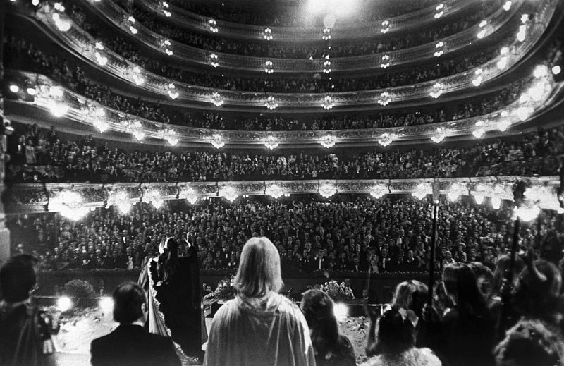 La soprano Montserrat Caballé saluda al público que le aclama tras la representación de la ópera Norma, de Vincenzo Bellini, en el final de temporada de 1973 del teatro liceo de Barcelona